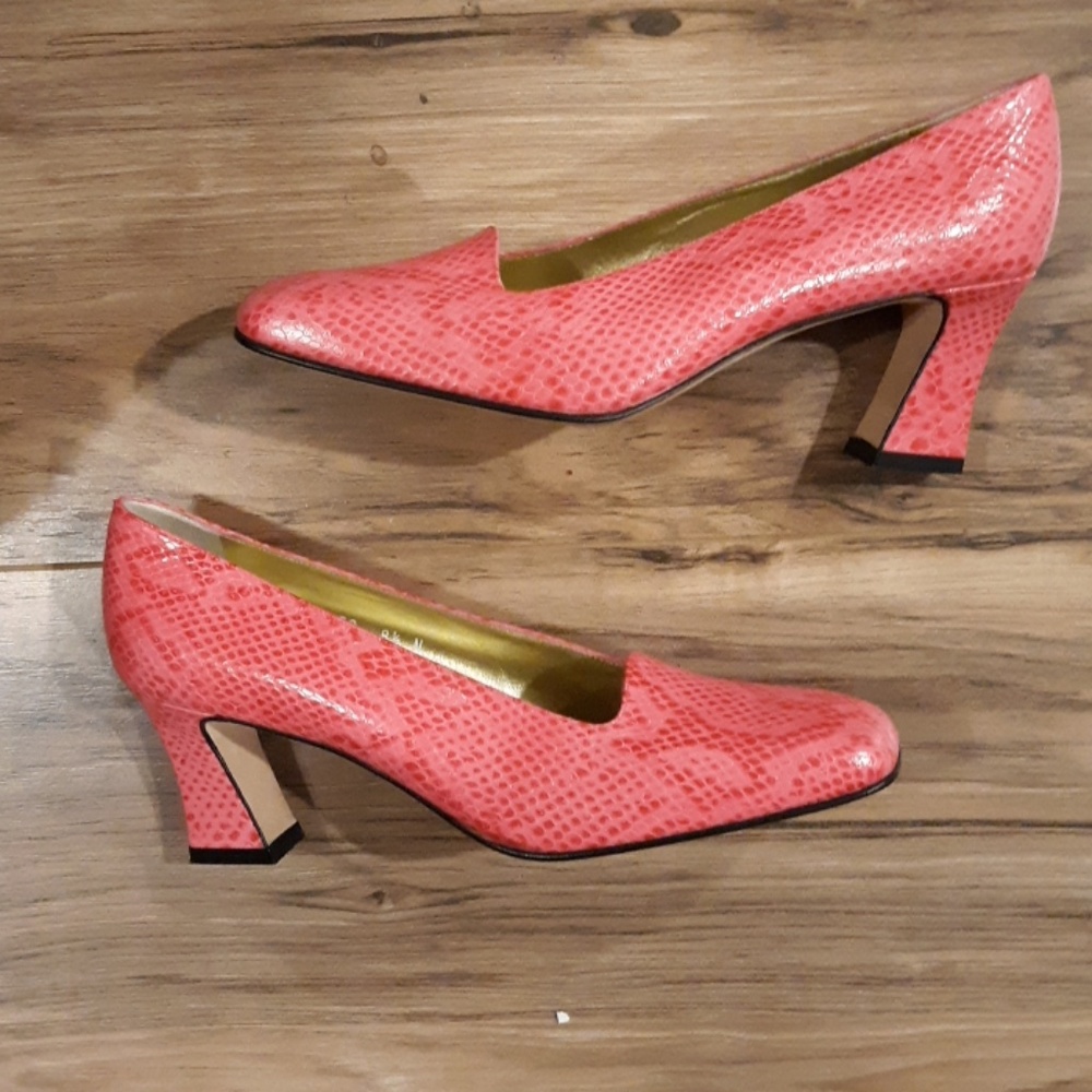 Vintage Escada Made in Italy Pink Pumps.